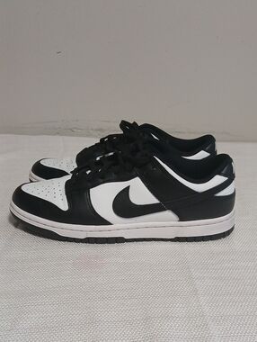Nike Black and White Low-Top Sneakers with Swoosh Insole